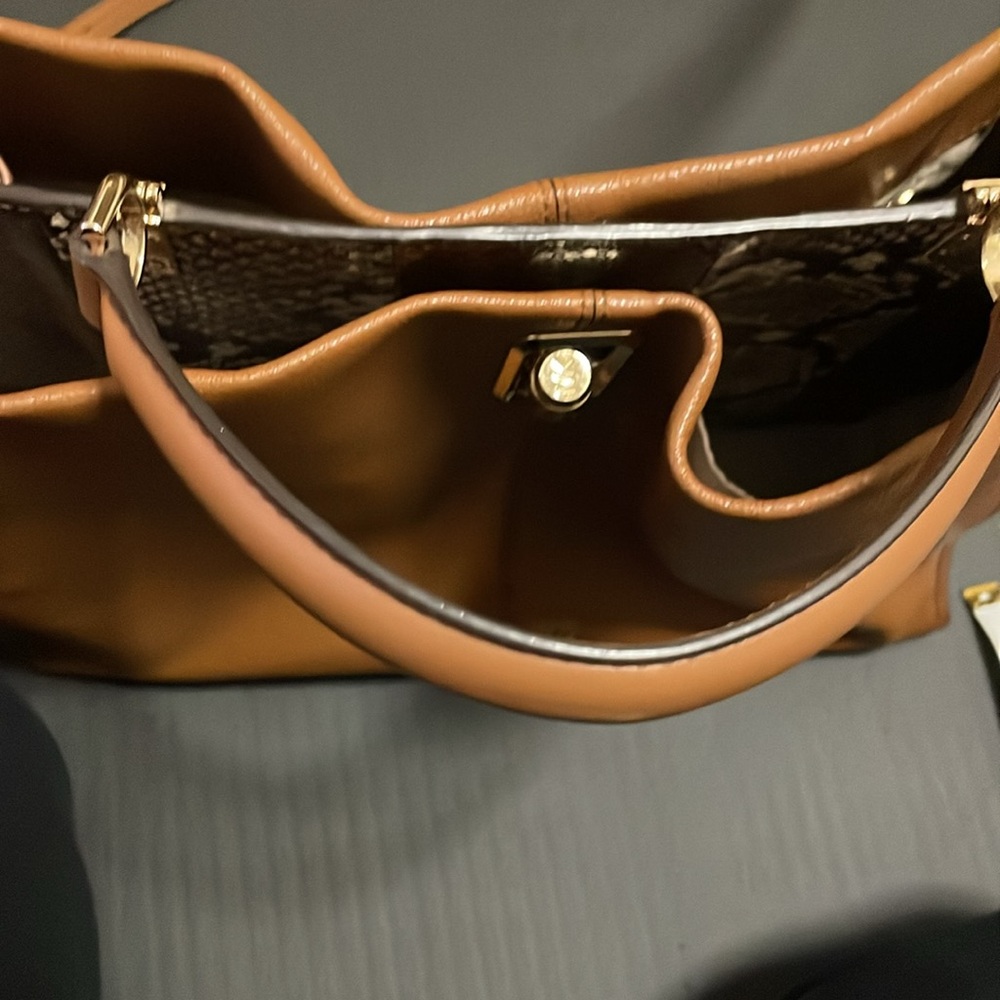 Micheal kors handbag/ crossbody - Picture 4 of 16